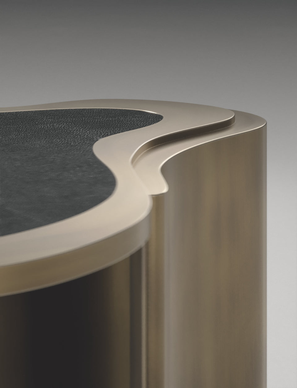 MASK BLACK PEN SHELL COFFEE TABLE