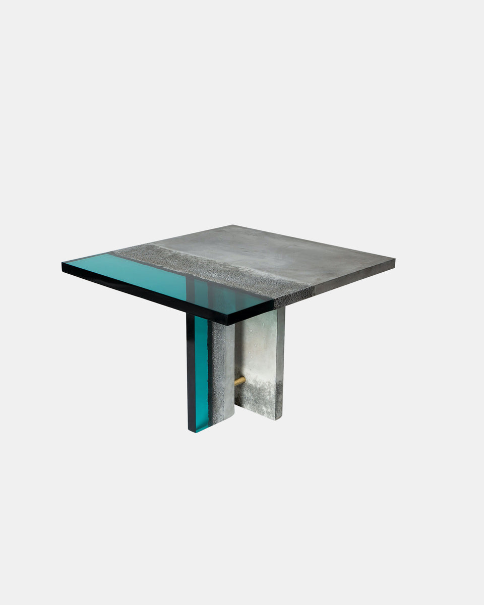 GOLIA DINING TABLE