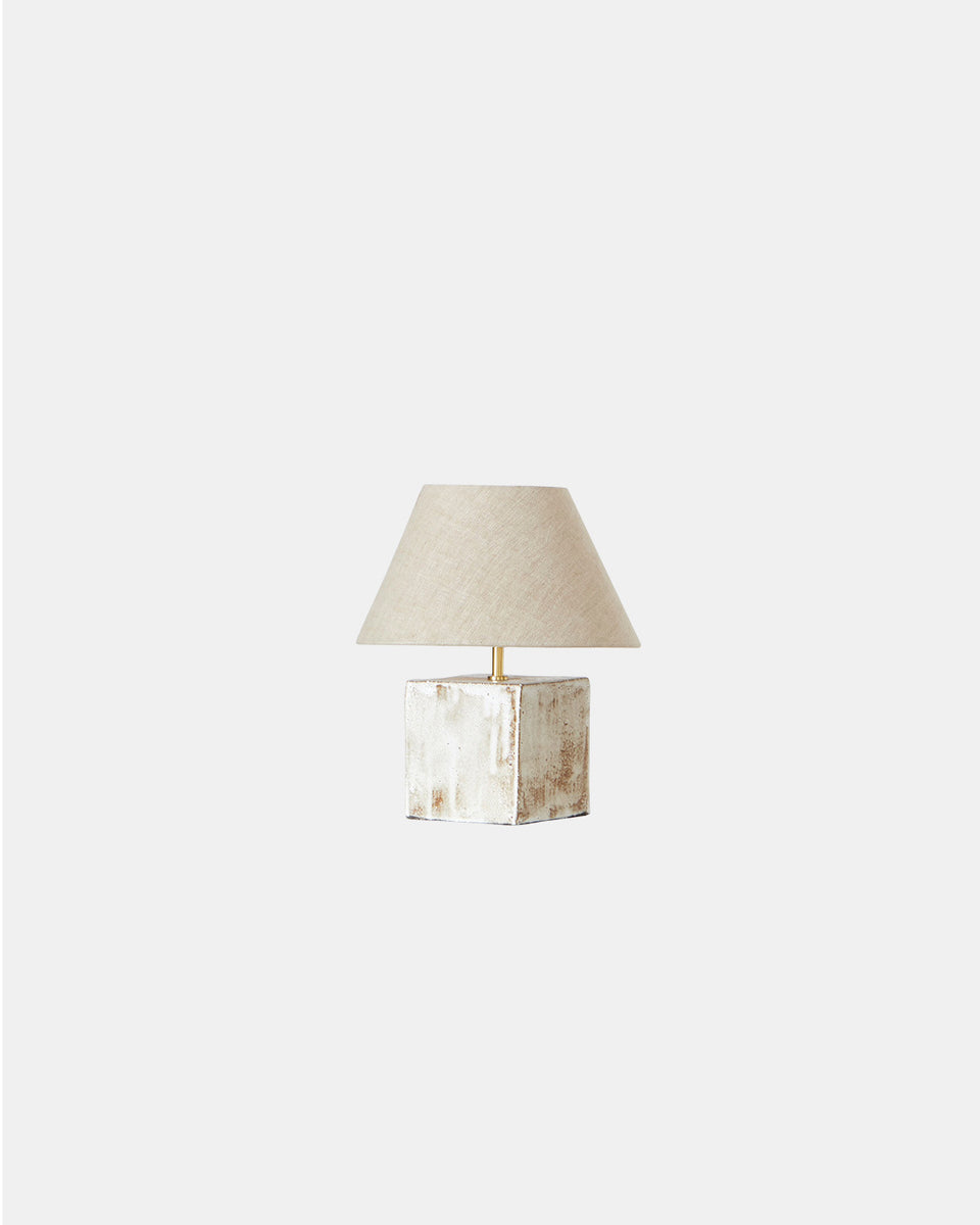 AROUCA WHITE ON BROWN CLAY TABLE LIGHT