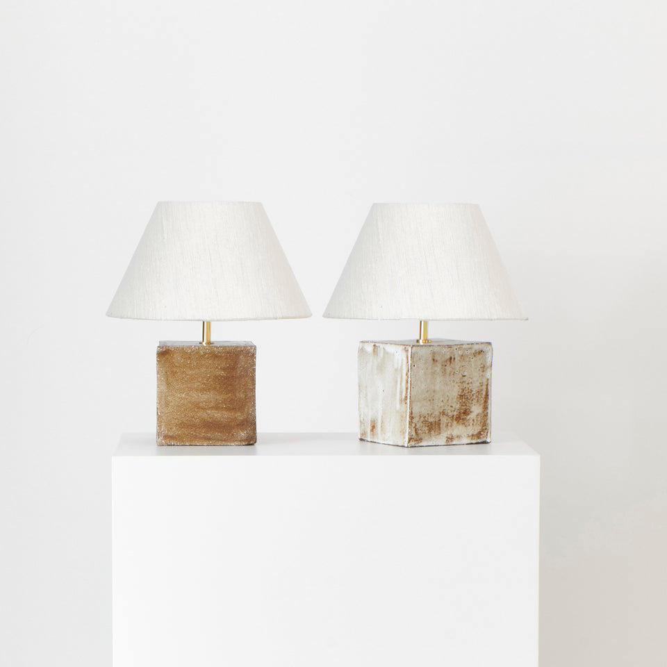 AROUCA WHITE ON BROWN CLAY TABLE LIGHT