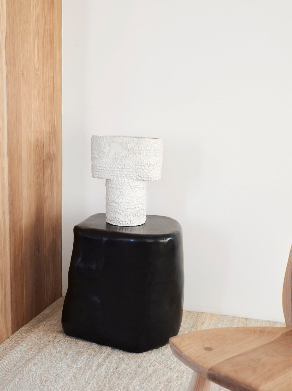 CERAMIC BLACK SIDE TABLE