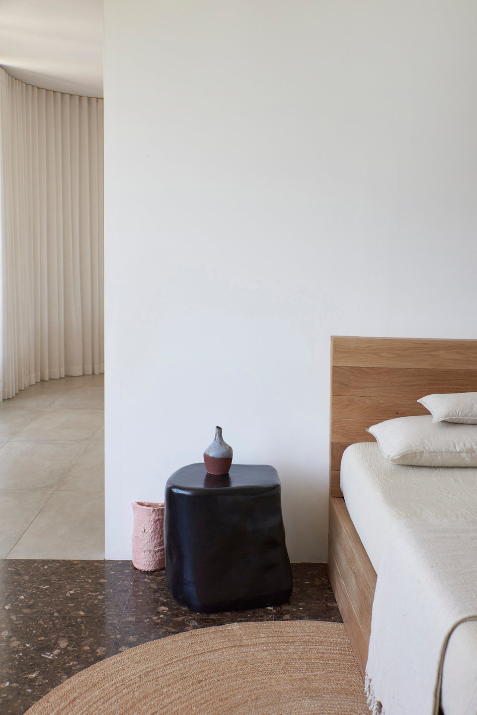 CERAMIC BLACK SIDE TABLE