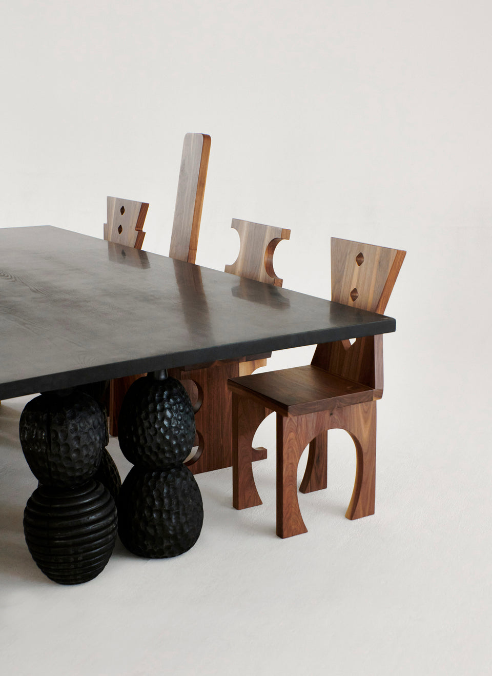 MENINA DINING TABLE