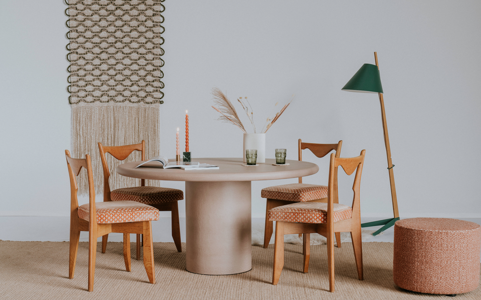 OOL 80/180 ROUND BLUSHED NUDE DINING TABLE