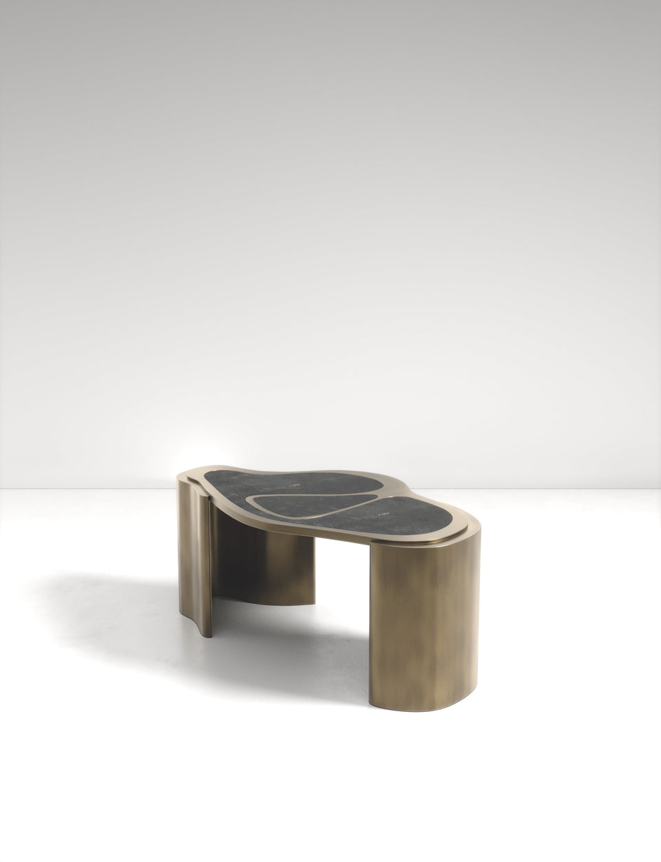 MASK BLACK PEN SHELL COFFEE TABLE