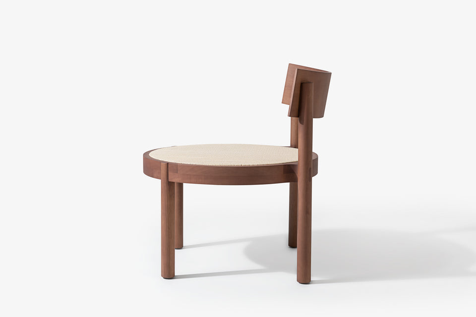 GRAVATÁ LOUNGE CHAIR IN BROWN STAINED TAUARI