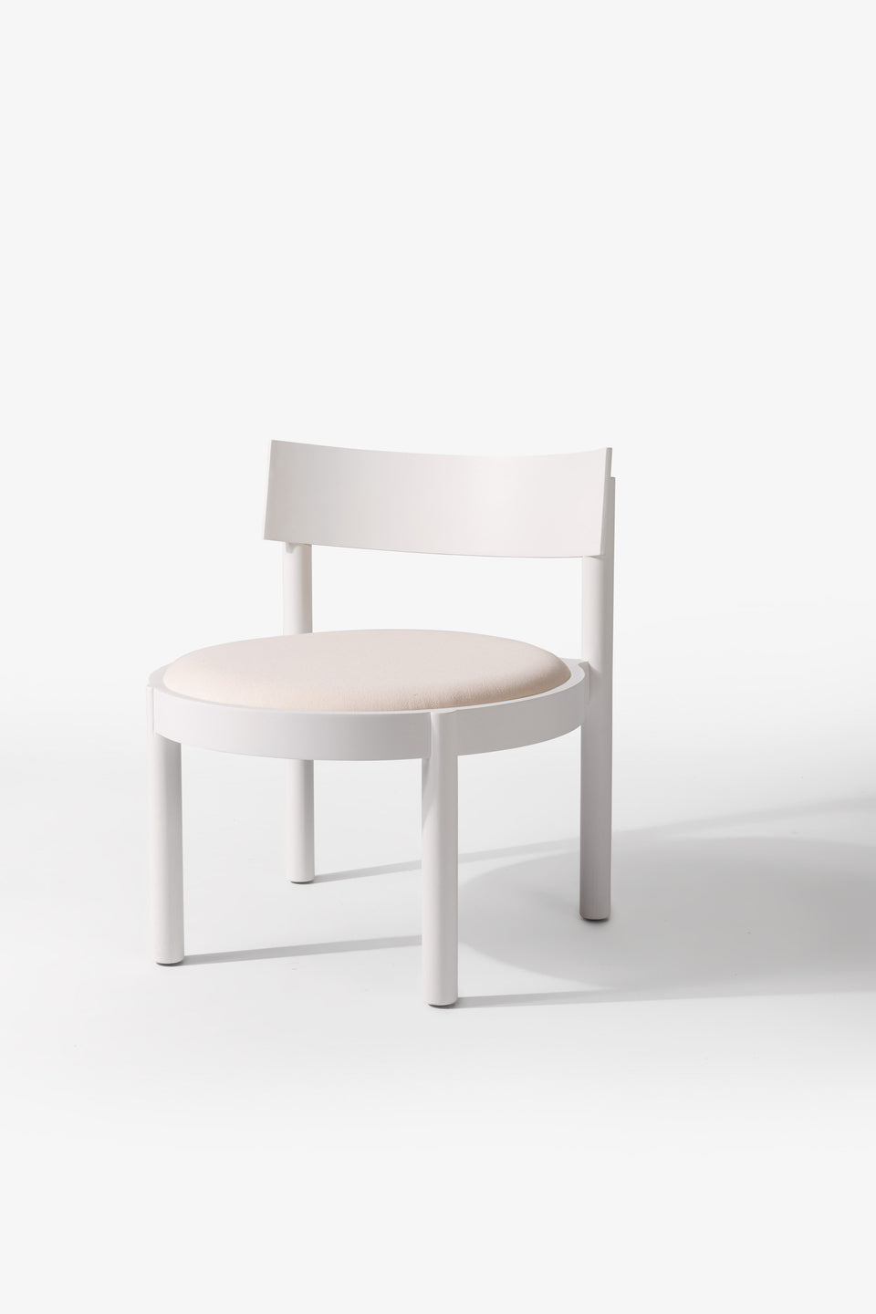 GRAVATÁ LOUNGE CHAIR IN WHITE
