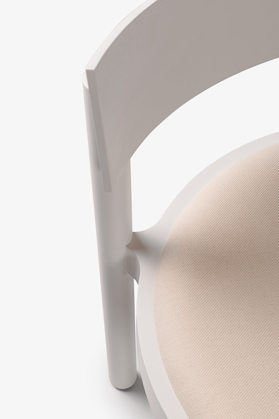 GRAVATÁ LOUNGE CHAIR IN WHITE