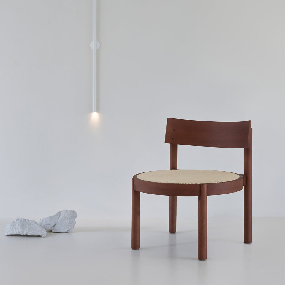 GRAVATÁ LOUNGE CHAIR IN BROWN STAINED TAUARI