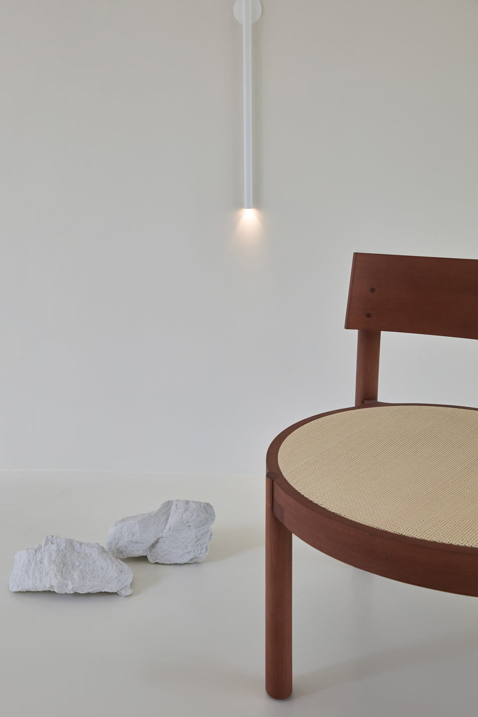 GRAVATÁ LOUNGE CHAIR IN BROWN STAINED TAUARI